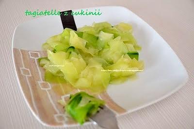 Tagiatelle z cukinii z sosem szpinakowo-łososiowym