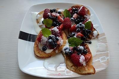 Fritata szpinakowo-twarogowa z cebulą i szynką