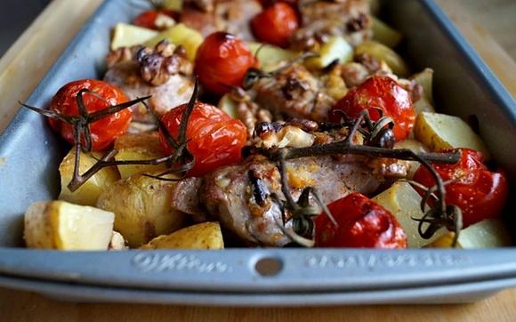 Polędwiczka z imbirem i goździkami pieczona z pomidorkami koktajlowymi