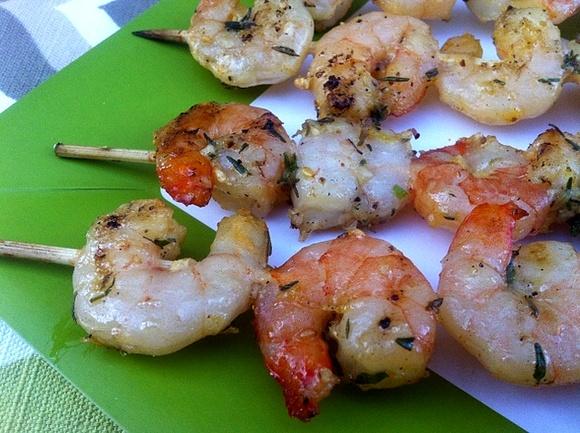 Czosnkowe krewetki grillowane z tymiankiem i skórką cytrynową