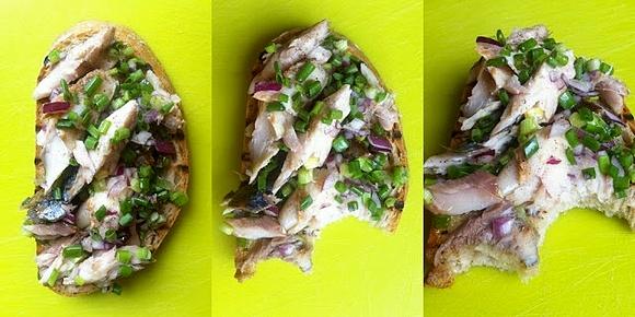 Sałatka z wędzonej makreli na grillowanym chlebie