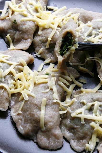 Razowe pierogi ze szpinakiem i czosnkiem