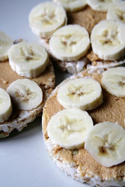 Wafle ryżowo-bananowe z masłem orzechowym
