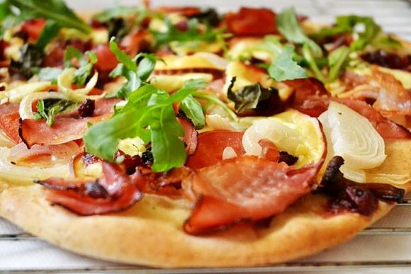 Góralska pizza z kurkami, oscypkiem i żurawiną na cienkim spodzie