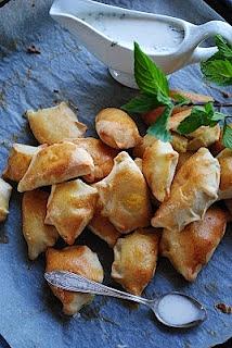 Letnie drożdżowe pierożki z sosem miętowym i ouzo