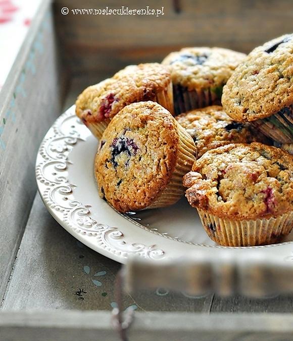 Muffinki z jagodami, malinami i białą czekoladą