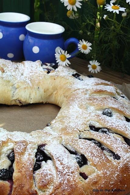 Drożdżówka z lemon curd i borówkami