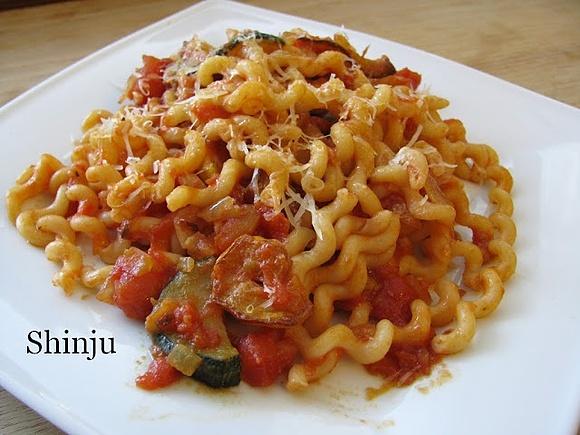 Makaron w sosie pomidorowym z grillowaną cukinią