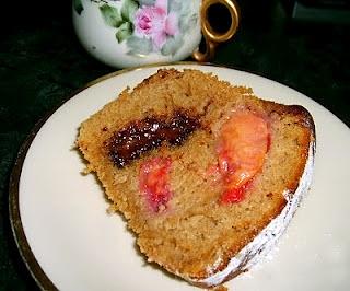 Śliwki z maliną w muffinie rumowe cappuccino