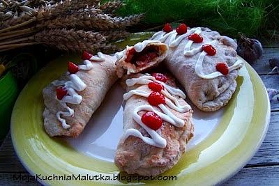 Mini pizze w kształcie pierożków z sosem czosnkowym i ketchupem
