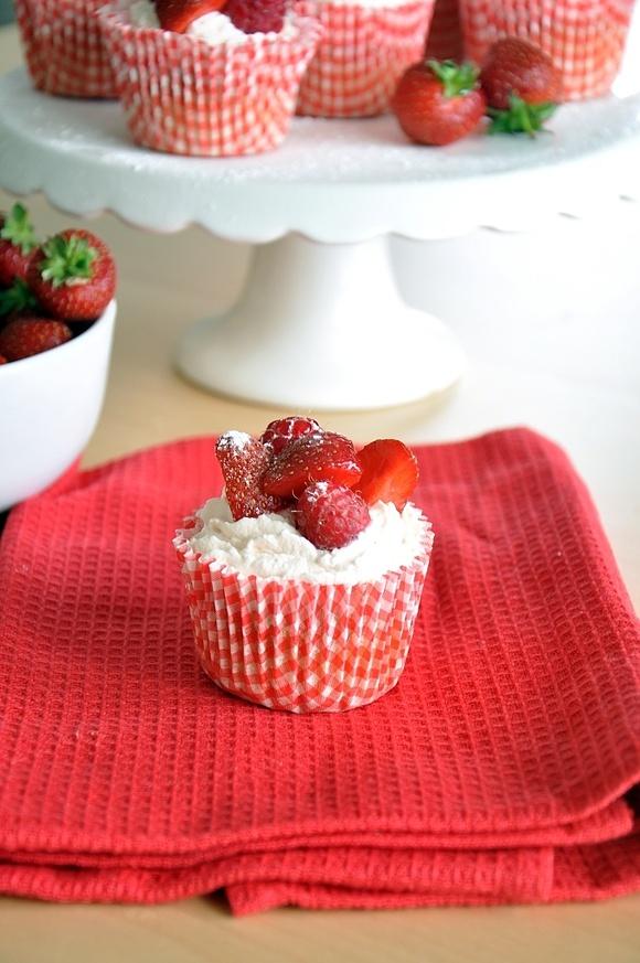Cupcakes z owocami i śmietaną