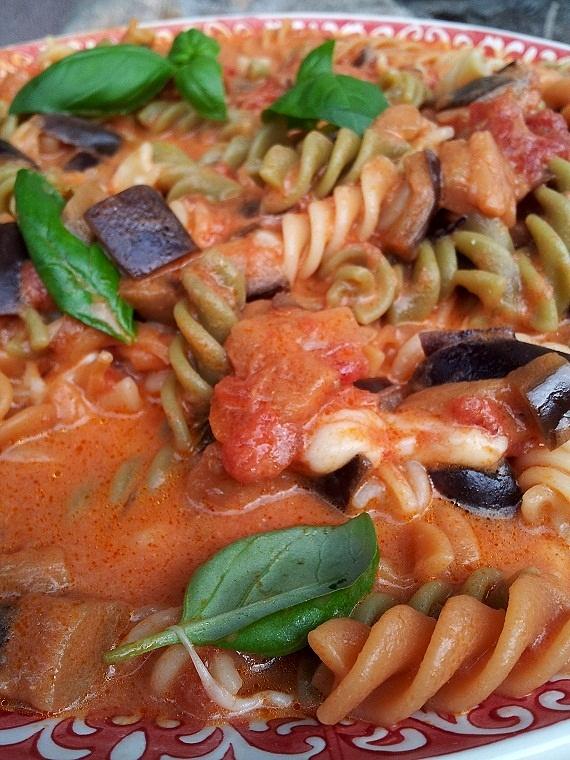 Pasta z aromatycznym sosem i warzywami