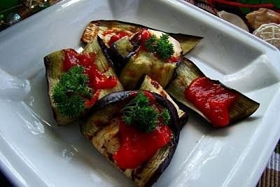 Grillowane bakłażany z pastą pomidorową