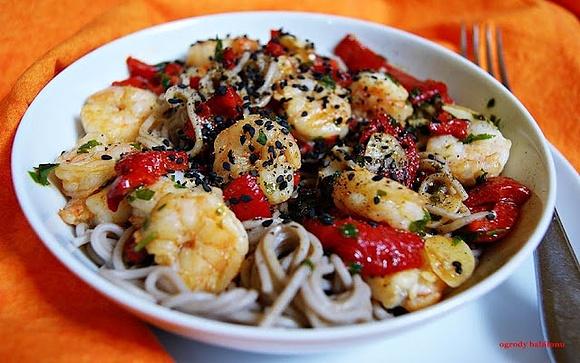 Soba z pieczoną papryką i krewetkami