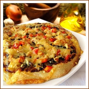 Ciasto do pizzy na słono z drożdżami i sosem pomidorowym