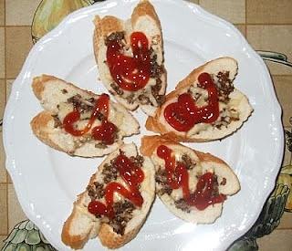 Szybkie mini zapiekanki z pieczarkami i serem