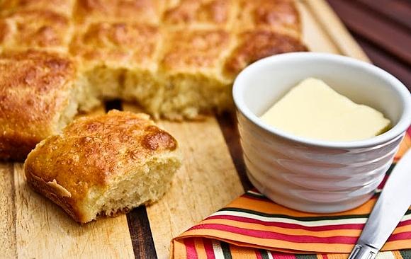 Maślana brioche - francuska drożdżowa bułeczka