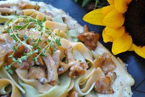 Tagliatelle z kurkami w sosie serowym aromatyzowane tymiankiem