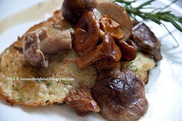 Roesti ze świeżymi leśnymi grzybami i cukinią