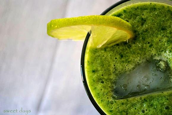 Zielony napój z limonki, ogórka i szpinaku