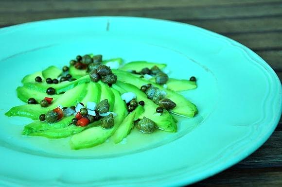 Carpaccio z awokado i anchois