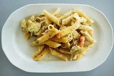 Penne z pastą z cukinii, grillowaną cukinią i cytrynową piersią z kurczaka