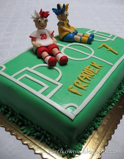 Tort w kształcie boiska z figurkami maskotkami euro 2012 dla franka