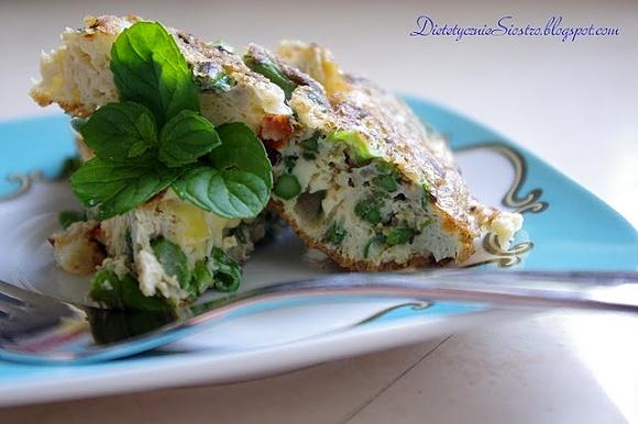 Omlet śniadaniowy z szparagami i suszonymi pomidorami