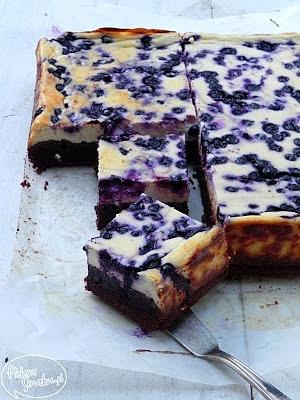 Sernikobrownie z jagodami