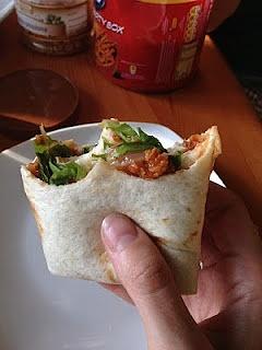 Tortilla z cukinią i sosem