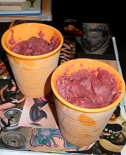 Wegańskie lody bananowe z owocami leśnymi