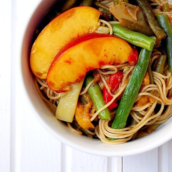 Makaron chow mein z fasolką szparagową i nektaryną