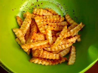 Domowe karbowane frytki z nutą chilli i soli