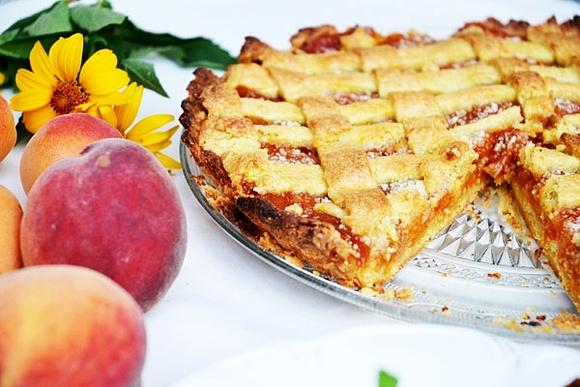 Tarta morelowo-brzoskwiniowa z migdałami