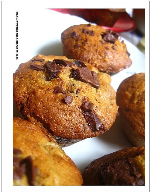 Owsiane muffinki z bananami i czekoladą