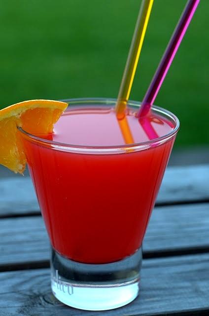 Różowy drink z ginem i sokiem pomarańczowym