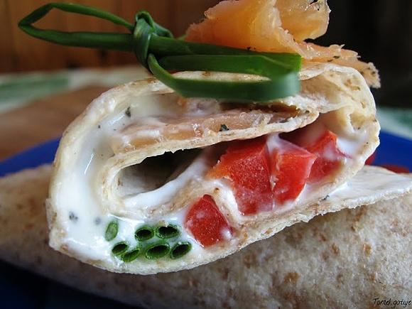 Tortilla z łososiem i sosem limonkowym