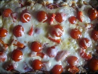 Pizza z papryką, pomidorkami koktajlowymi i szynką szwarcwaldzką