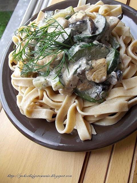 Tagliatelle z kurczakiem, cukinią i pieczarkami