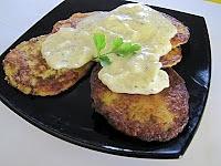 Placuszki ziemniaczano-marchewkowe z parmezanem w sosie serowym