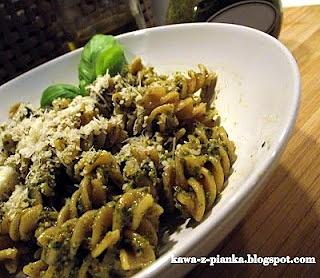 Makaron z pesto paprykowo-szpinakowym