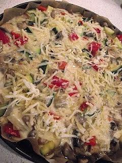 Warzywna pizza z cukinią i warzywami