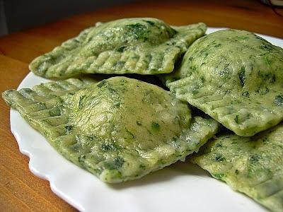 Ravioli szpinakowe z farszem z ricotty