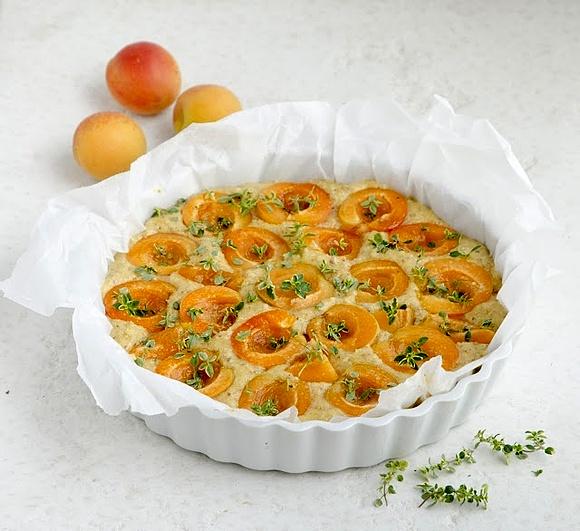 Tarta migdałowa z morelami i tymiankiem