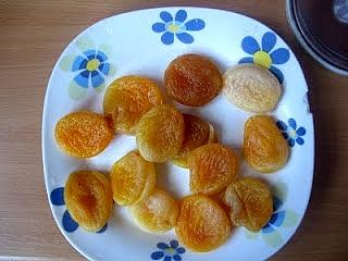 Jogurt naturalny z suszonymi morelami