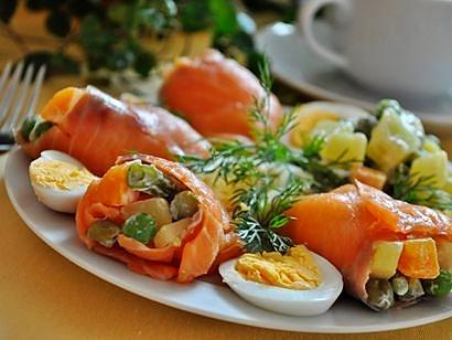Rożki z wędzonym łososiem i sałatką ziemniaczaną