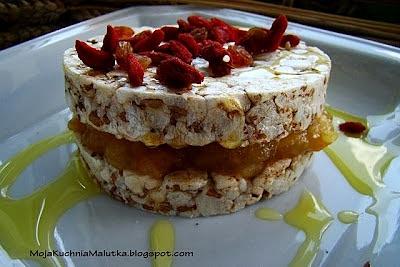 Wafelkowe jabłeczniki z owocami goji