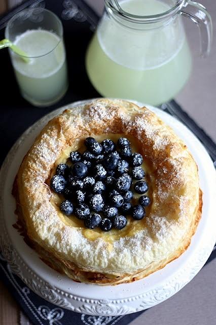 Ciasto francuskie z lemon curd i owocami