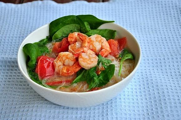 Krewetkowa zupa ze świeżym szpinakiem i trawą cytrynową