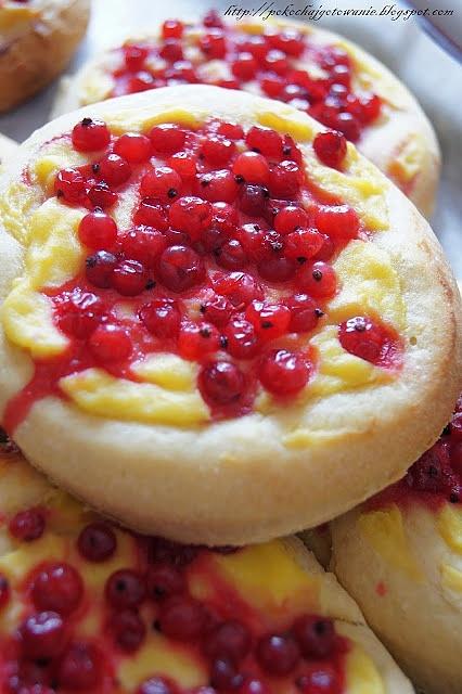 Drożdżówki z kremem pâtissière i porzeczkami
